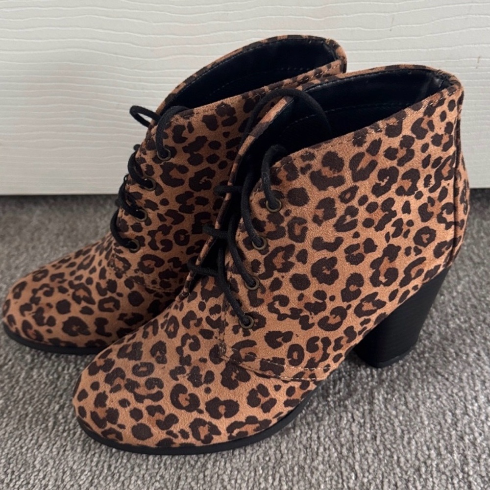 YNot Cheetah Print Lace Up Ankle Boots Size 6.5 - 3” Heel NWOT